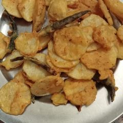 A picture of Aloo aur mirchi ke pakore.
