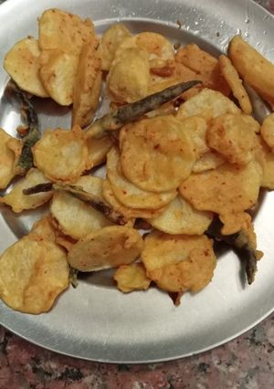 A picture of Aloo aur mirchi ke pakore.
