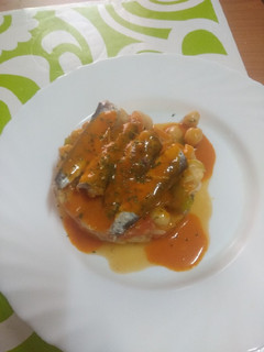 Una foto de Ensalada de garbanzos con verdura asada y sardinas