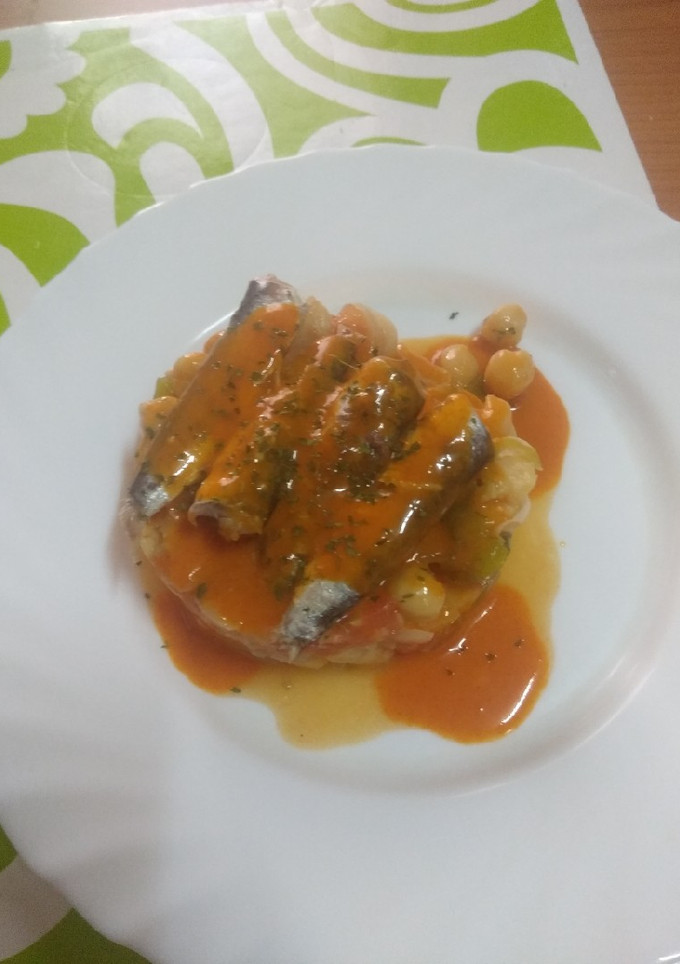 Una foto de Ensalada de garbanzos con verdura asada y sardinas