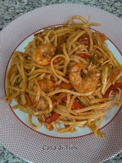 Una foto de Tallarines con gambas al estilo chino