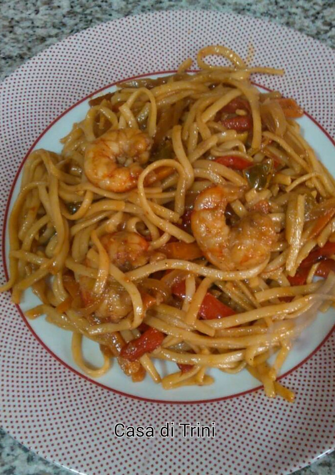 Una foto de Tallarines con gambas al estilo chino
