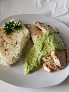 Una foto de Reineta con salsa verde y puré picante de merkén