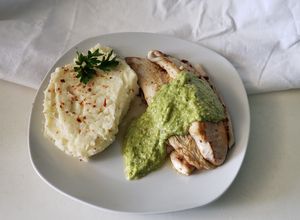 Una foto de Reineta con salsa verde y puré picante de merkén