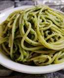Spaghetti in creamy spinach sauce