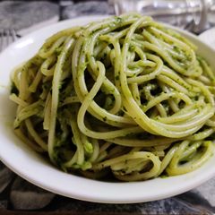 A picture of Spaghetti in creamy spinach sauce.