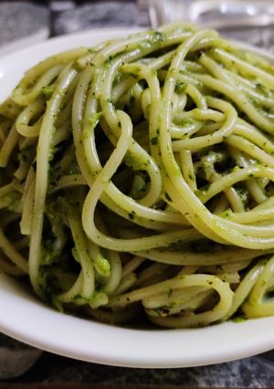 A picture of Spaghetti in creamy spinach sauce.