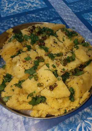 खमन (Khaman recipe in hindi) रेसिपी मुख्य फोटो