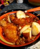Pollo arvejado acompañado de papas con cáscaras