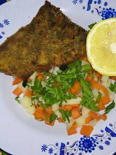 Una foto de Milanesa de carne al horno con ensalada