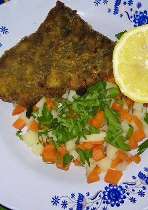 Una foto de Milanesa de carne al horno con ensalada