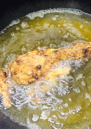 A picture of Spicy and crispy chicken drumstick.