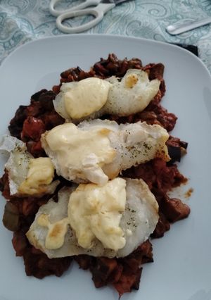 Una foto de Rosada sobre base de pisto y gratinado de mayonesa