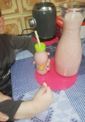 Une photo de Smoothie HiChOBi de nèfles ،🍓🍌🍌🍓