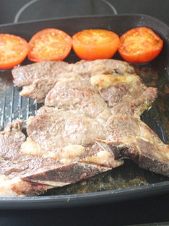 Una foto de Chuletón con tomate