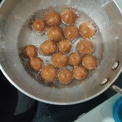 A picture of Gulab Jamun.