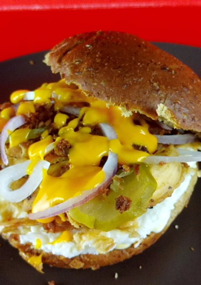 Una foto de Pan Integral De  Pollo Y Huevo