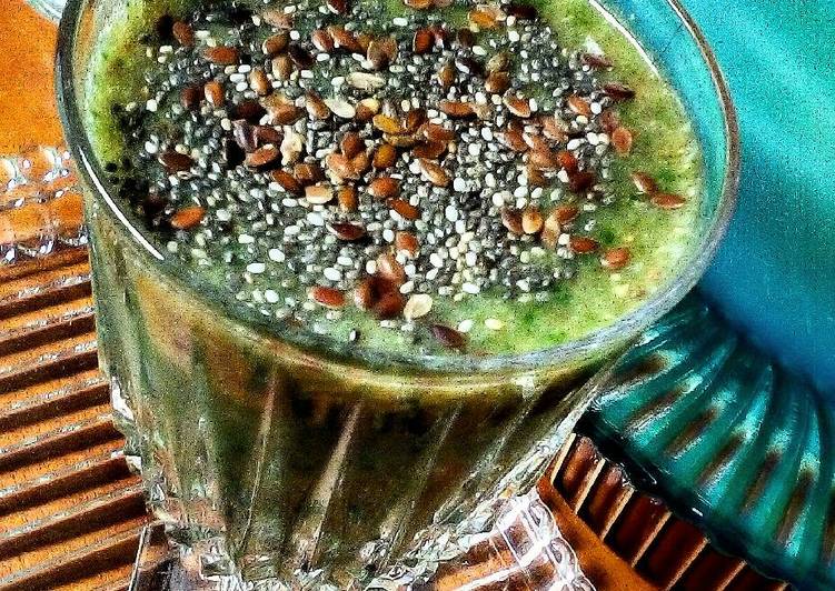 How to Make Homemade Green Juice Berry Smoothie