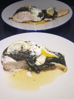 Una foto de Salmón cremoso en papillote con espinacas y gorgonzola