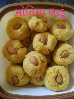 મોતીયા લાડુ (Motiya Ladoo Recipe In Gujarati) રેસીપી મુખ્ય ફોટો