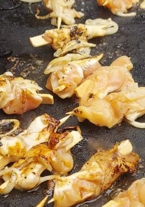 Une photo de Brochettes de poulet au miel et oignons