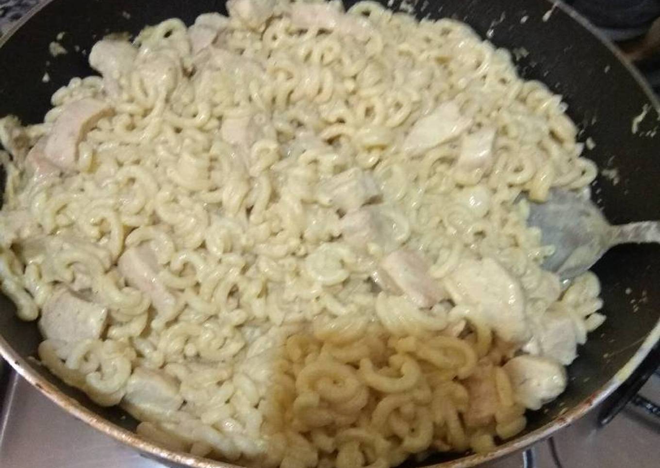 Pechuga de pollo al curry con fideuá