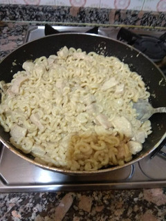 Una foto de Pechuga de pollo al curry con fideuá