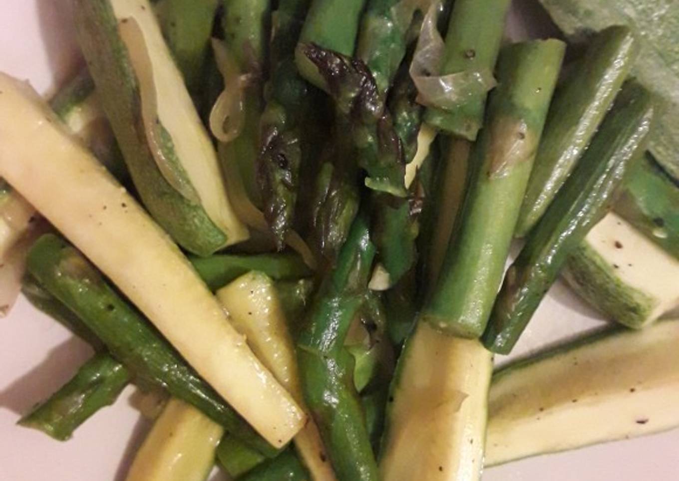 Espárragos y calabacitas a la mantequilla