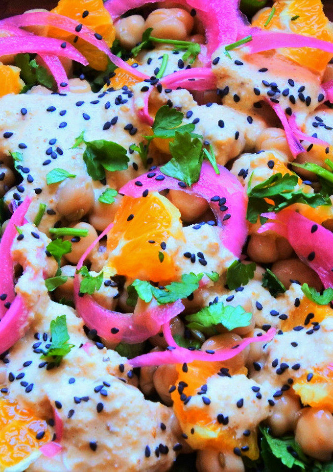 Una foto de Ensalada de garbanzos, cebolla encurtida y perejil 🥗