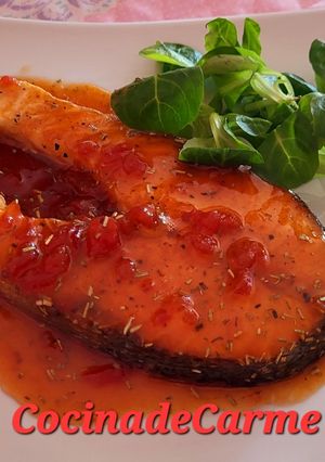 Una foto de Salmón con salsa de mermelada de tomate, naranjada y romero 😋