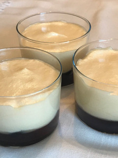 Una foto de Crema de mascarpone con sirope de cerezas