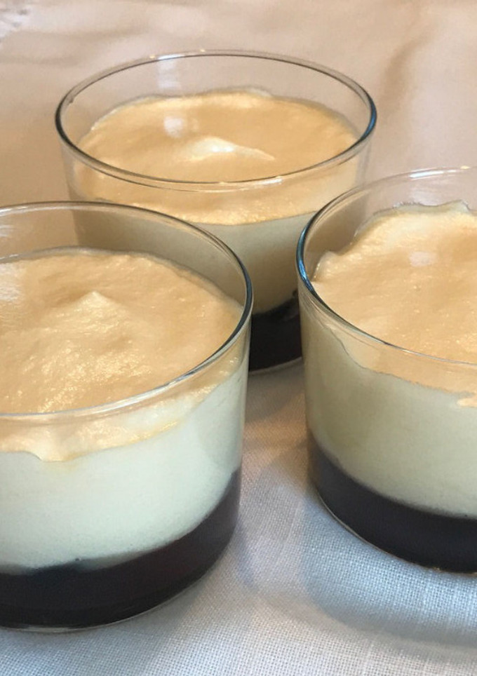 Una foto de Crema de mascarpone con sirope de cerezas