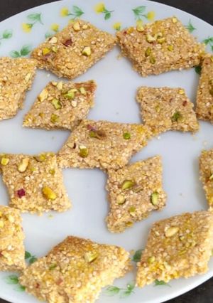 तिळ गुळाची चिक्की (til gudachi chikki recipe in marathi) रेसिपी चे मुख्य फोटो