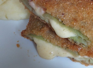 Una foto de Milanesas de Berenjenas rellenas de jamón y queso