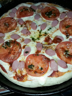 Una foto de Pizzas casera media masa c/ jamón, queso, tomate y fugazzeta! 🍕