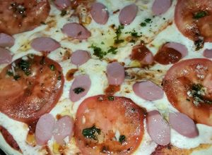 Una foto de Pizzas casera media masa c/ jamón, queso, tomate y fugazzeta! 🍕