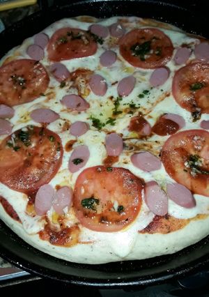 Una foto de Pizzas casera media masa c/ jamón, queso, tomate y fugazzeta! 🍕