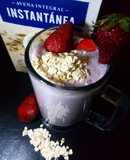 Licuado de frutillas con leche y avena, perfumado con vainilla