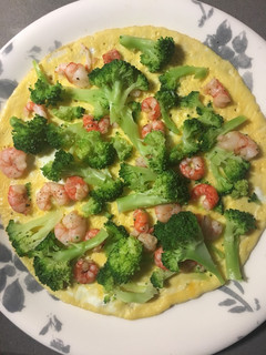 Una foto de Crepe de tortilla con gambas y brócoli