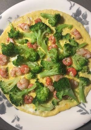 Una foto de Crepe de tortilla con gambas y brócoli