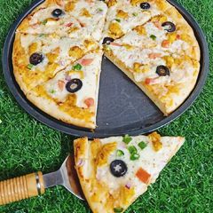 A picture of Chicken Tikka Pizza 🍕🍕.