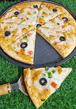 A picture of Chicken Tikka Pizza 🍕🍕.
