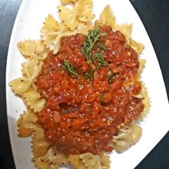 A picture of Red sause farfalle pasta.