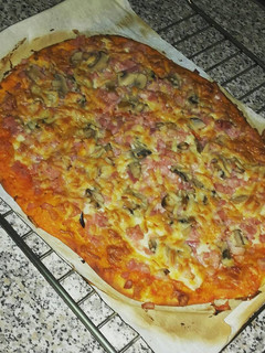 Una foto de Pizza de jamón york, bacon, champiñón y queso