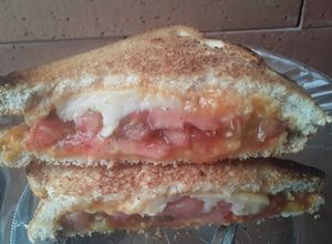 Una foto de Boca-pizza a mi manera!!!🥪🍞🧀🍅🥪