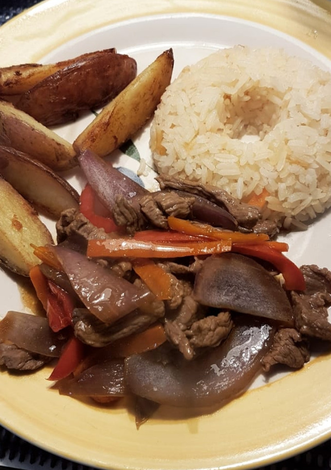 Una foto de Lomo saltado