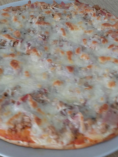 Una foto de Pizza xxl de atún y panceta