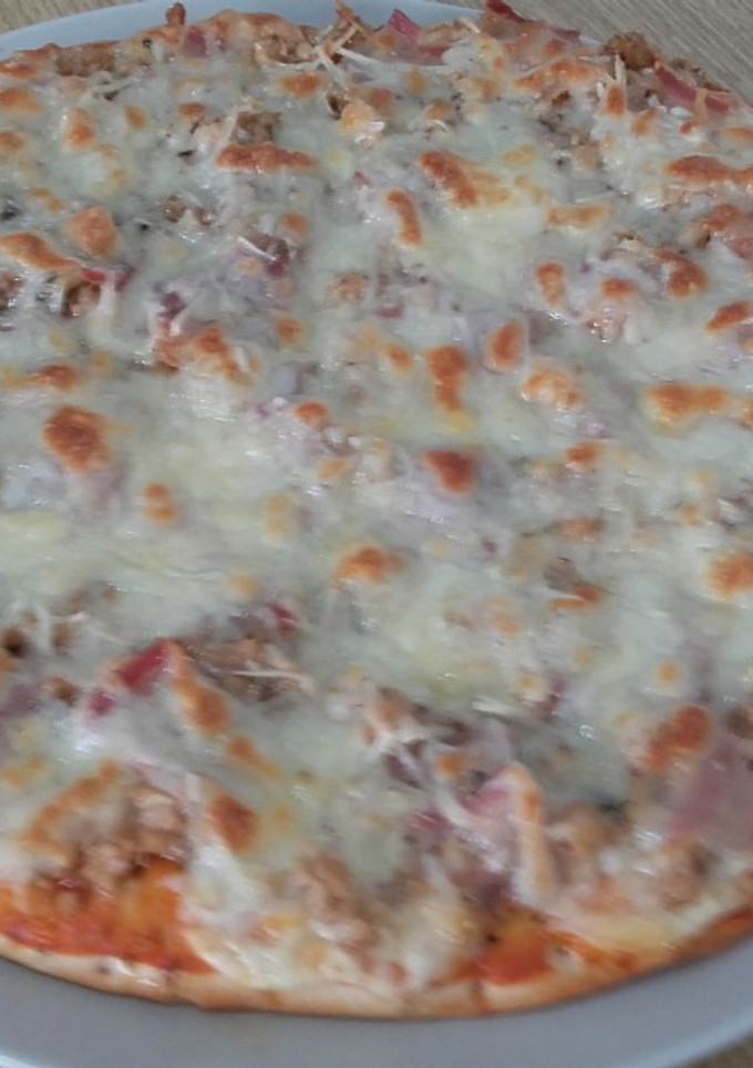 Una foto de Pizza xxl de atún y panceta