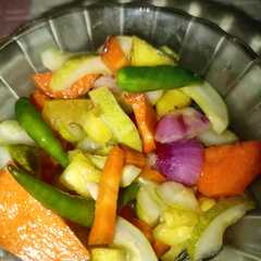 A picture of Acar timun mentah.