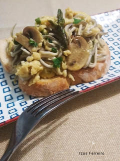 Una foto de Revuelto de gulas, champiñones y espárragos trigueros